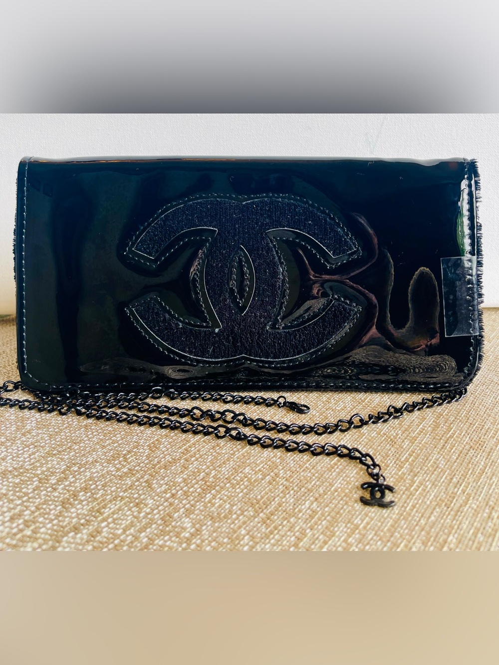 NEW CHANEL BEAUTE NOVELTY BAG BLACK FAUX PATENT LEATHER CLUTCH/WALLET ON CHAIN - Picture 3 of 17